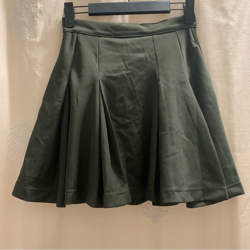 Nasty Gal High-Waisted Dark Olive Green Pleated Skirt with Pockets
